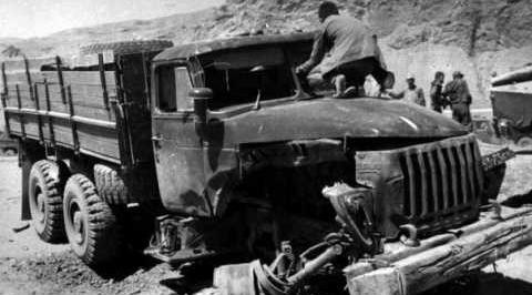 Как правило, тяжелые грузовики принимали удар минных зарядов на себя