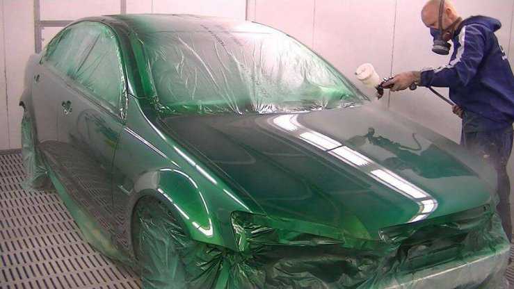 Процесс покраски кузова в зеленый металлик