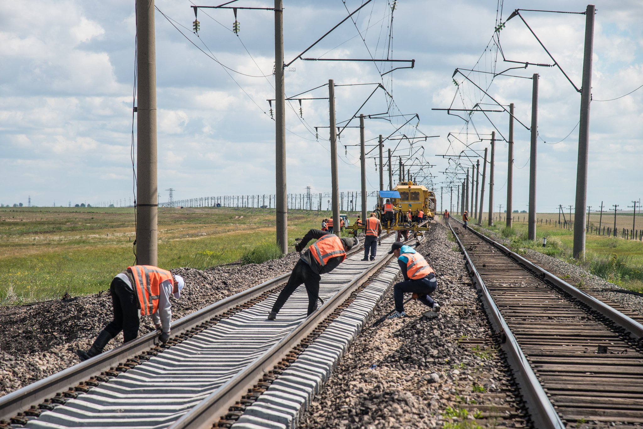 Состояние железной дороги. Реконструкция железнодорожного пути. Железная дорога Казахстан. Строительство ЖД. Железнодорожные пути.